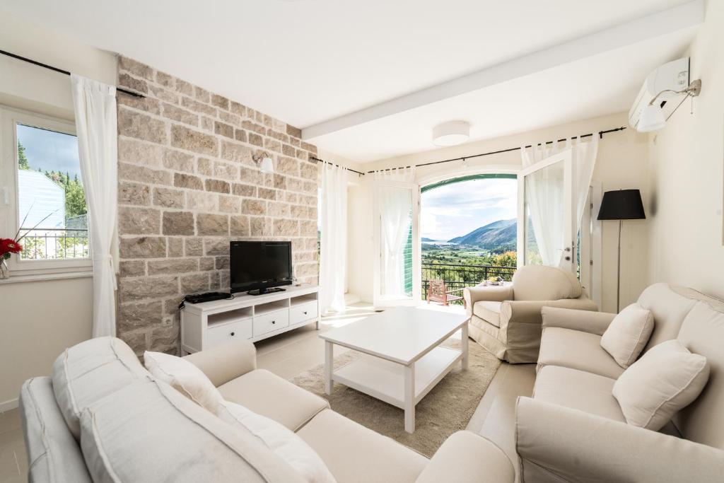 Image of Townhouse - 3 Bedrooms - 4 Bathrooms for Sale in Herceg-Novi-Sutorina-Montenegro, Image 1